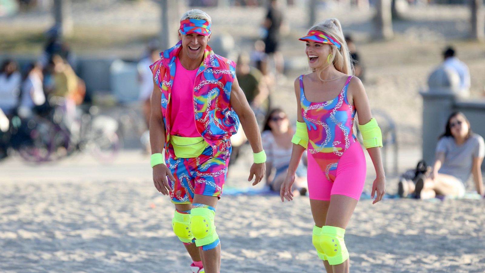 Ryan Gosling y Margot Robbie caracterizados como Barbie y Ken