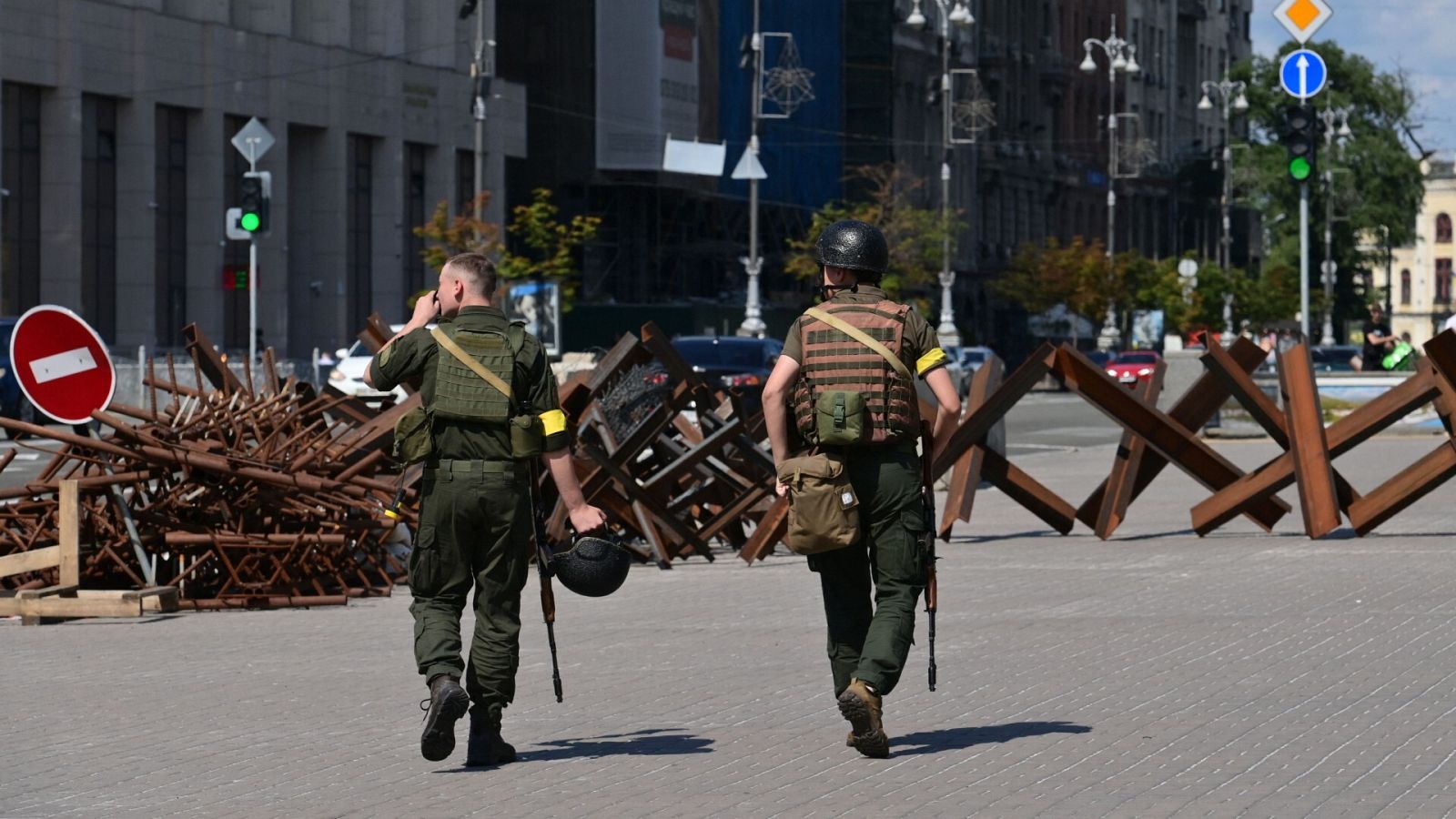 Soldados ucranianos pasan por delante de una barricada en el centro de Kiev