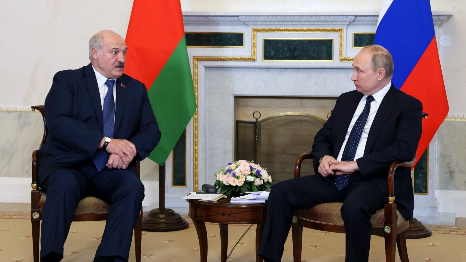 El presidente de Bielorrusia, Alexandr Lukashenko, con su homólogo ruso, Vladímir Putin, en San Petersburgo
