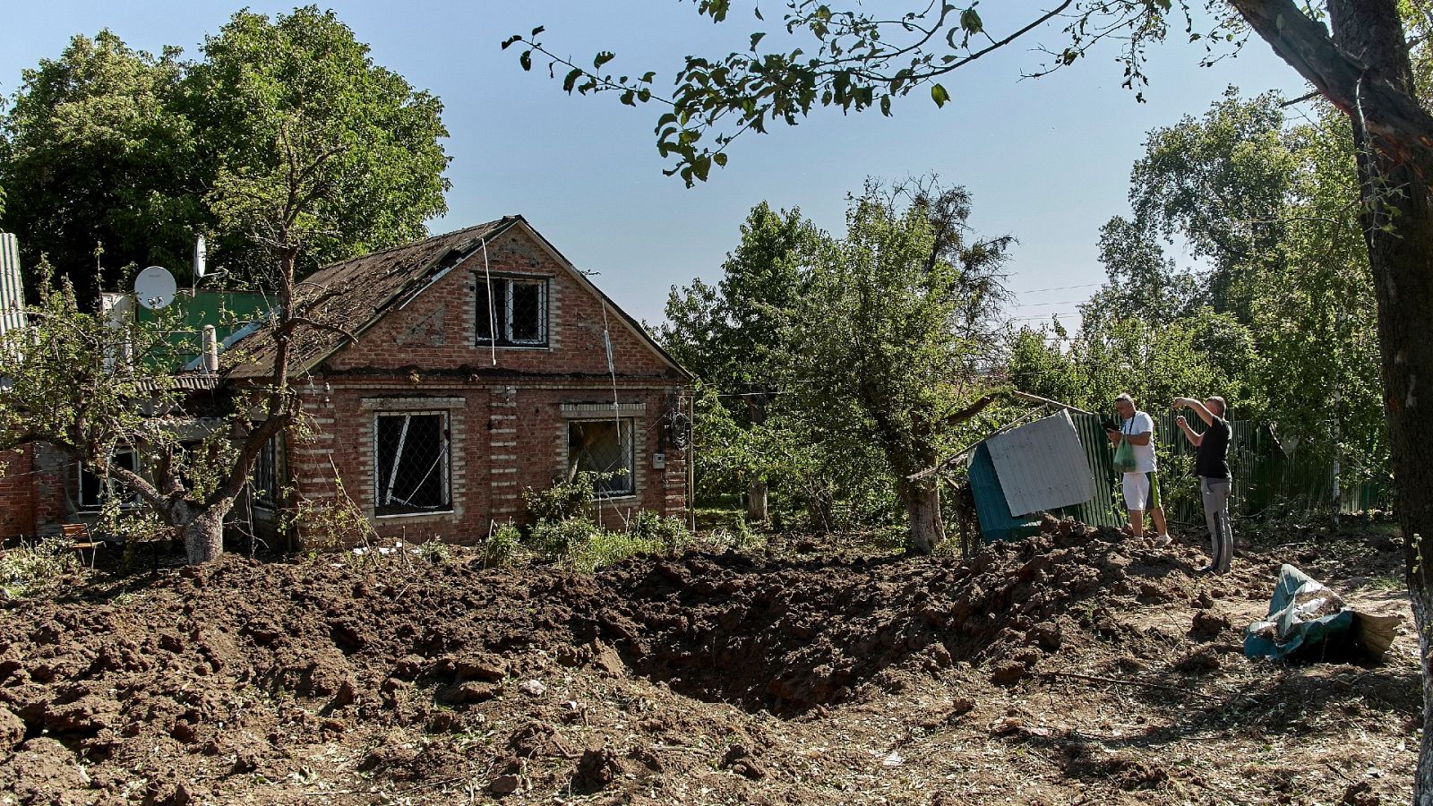 Cráter dejado por una bomba en Járkov