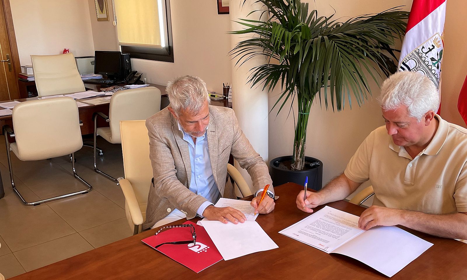 Firma convenio - Convenio Poesía José Hierro