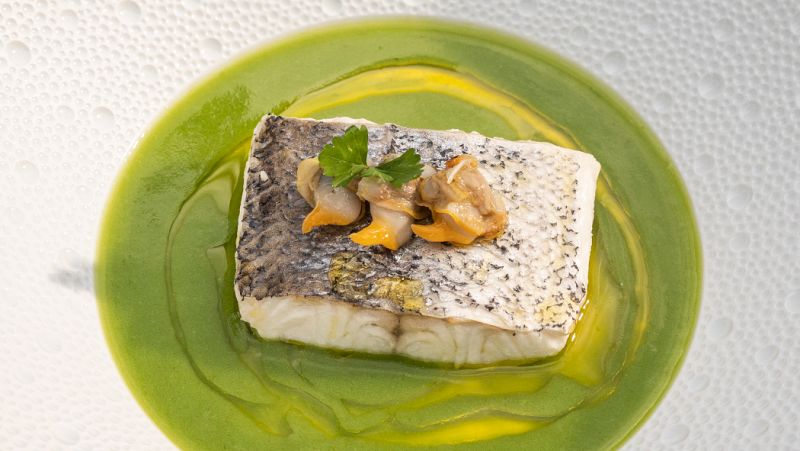 Receta de lomo de merluza en salsa verde de clorofila de perejil y berberechos de la r�a