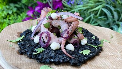 Receta de tortita de arroz negro con aros de canana salteados de Claudia