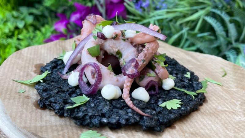 Receta de tortita de arroz negro con aros de canana salteados de Claudia