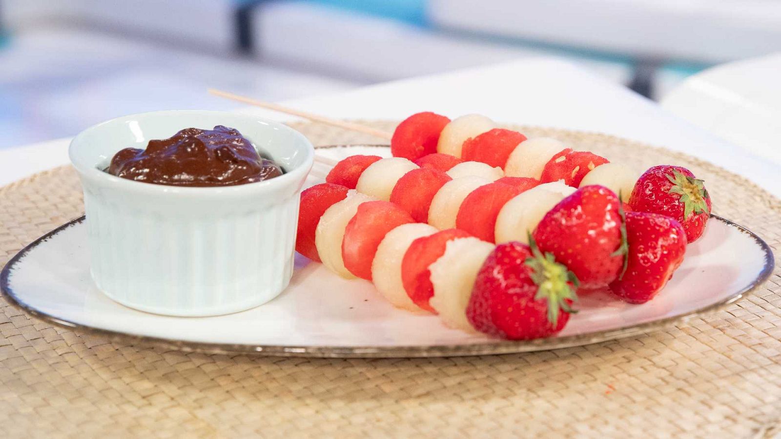 Con el calor necesitamos recetas fáciles y rápidas, como esta brochetas de frutas y crema de cacao y aguacate