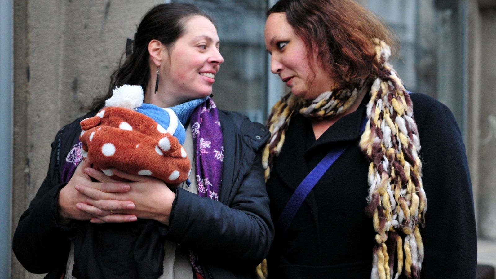 Imagen de archivo de una pareja de mujeres andando por una calle de Liubliana, Eslovenia.