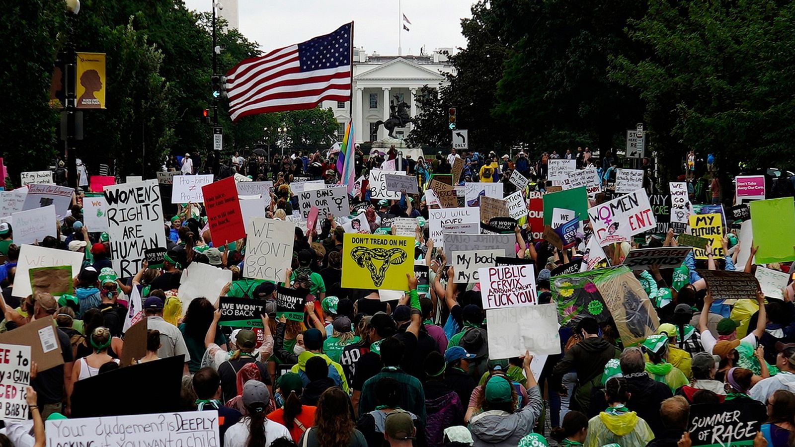 Protesta frente a la Casa Blanca por la decisión del Supremo de derogar el derecho al aborto