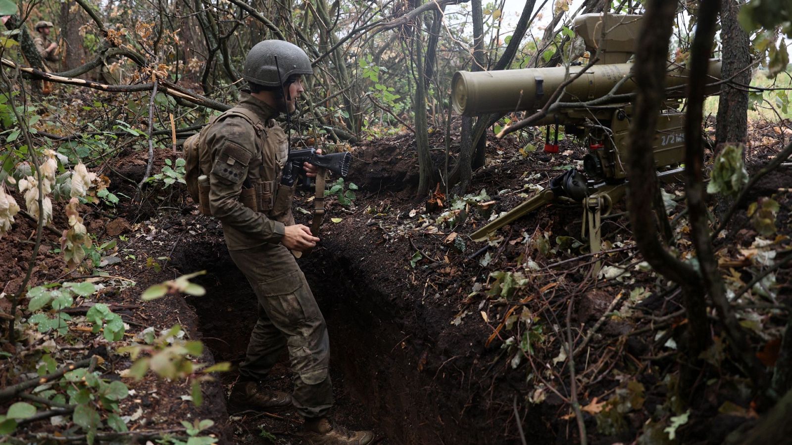 Un militar ucraniano mantiene su posición en la línea del frente en el sur de la región de Járkov