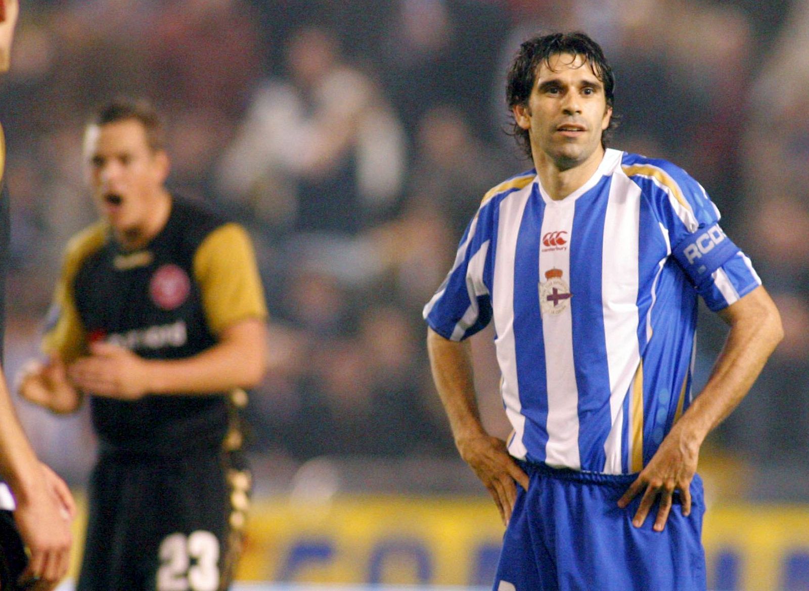 El centrocampista del Deportivo, Juan Carlos Valerón, se lamenta del segundo gol del Aalborg