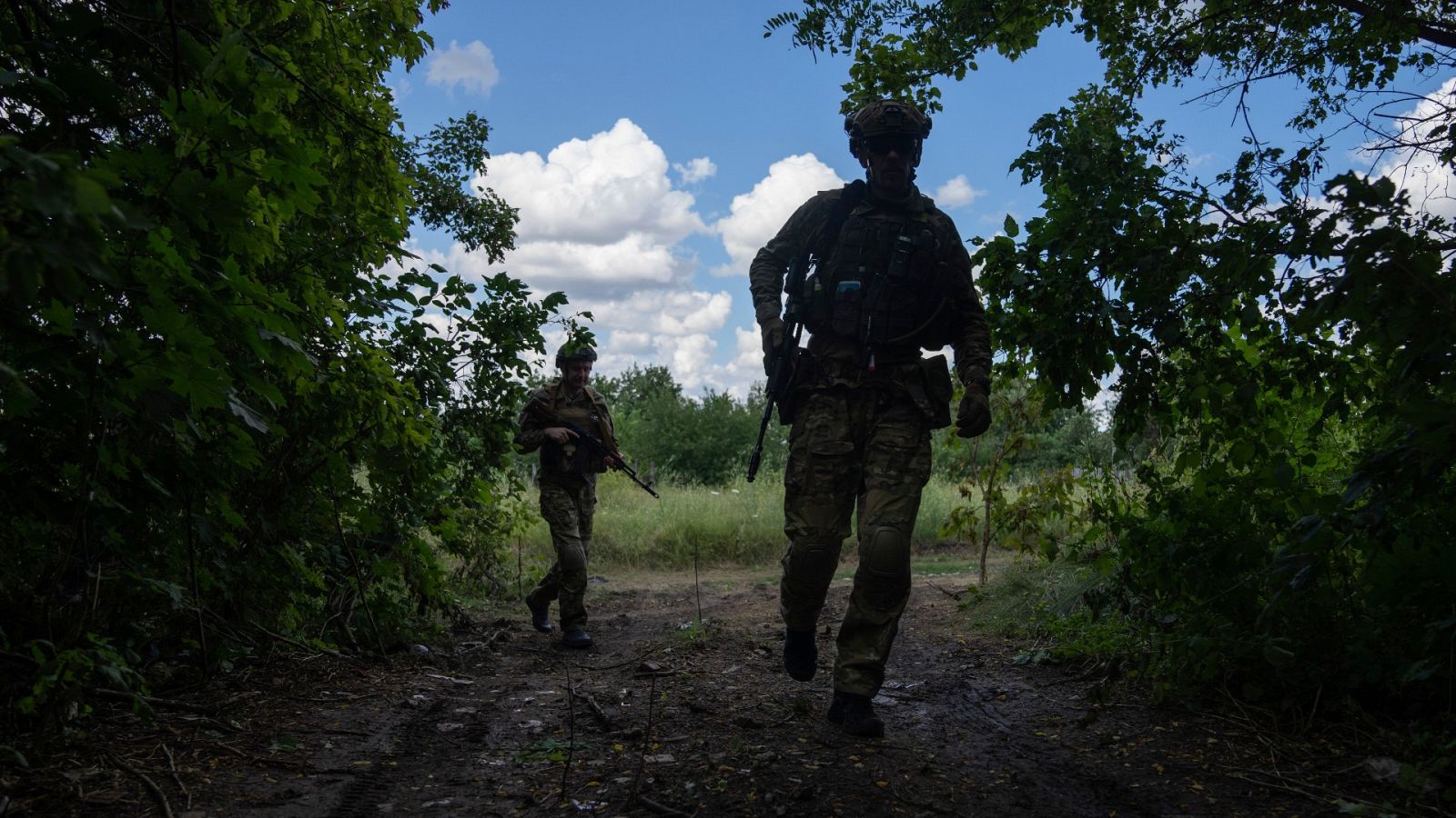 Militares ucranianos del batallón Khartia patrullan la zona en la línea del frente cerca de Járkov