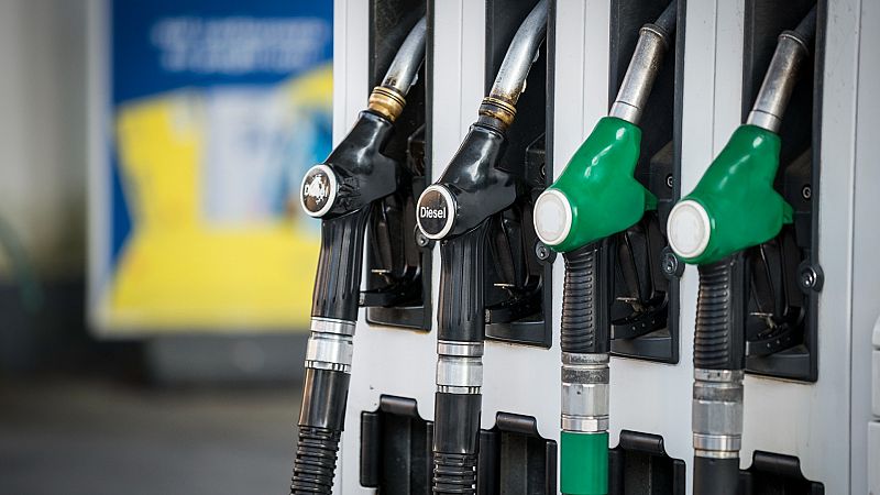 La gasolina y el gas�leo bajan otra semana pero el precio sigue por encima de dos euros el litro