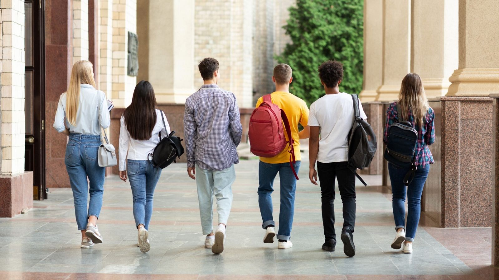 Un grupo de jóvenes de camino a clase