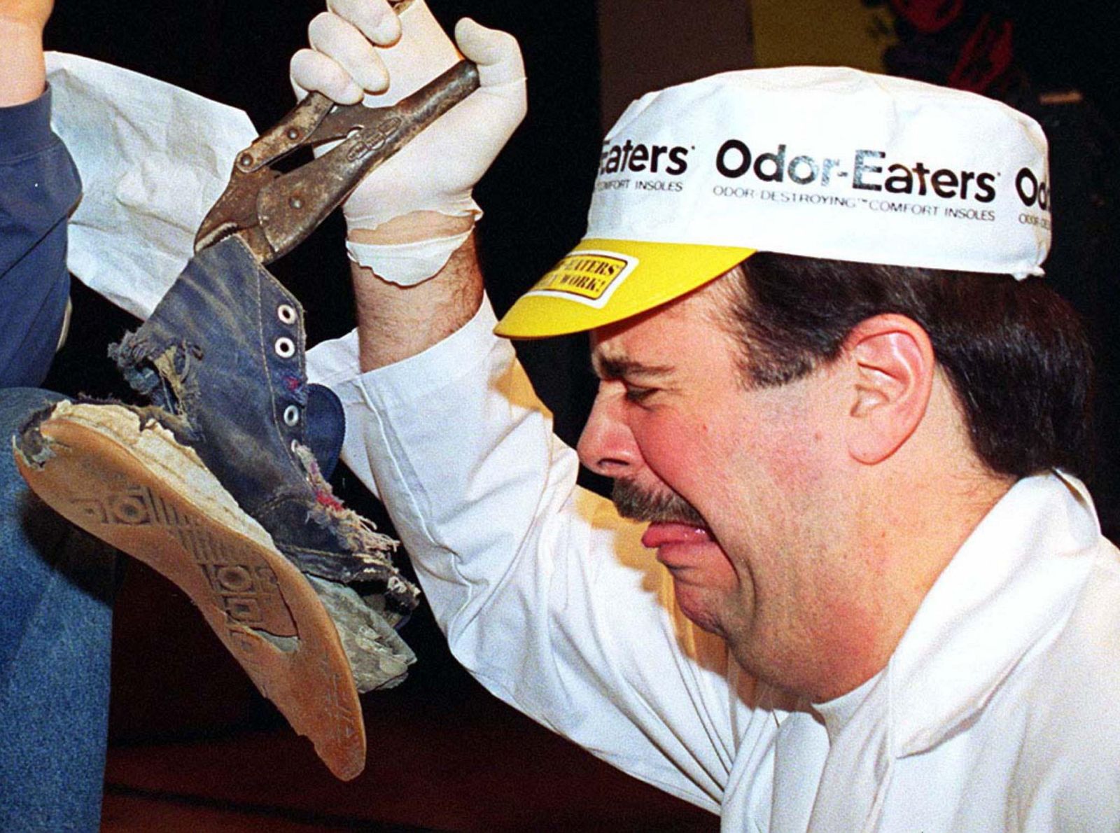 Un juez valora un zapatilla maloliente