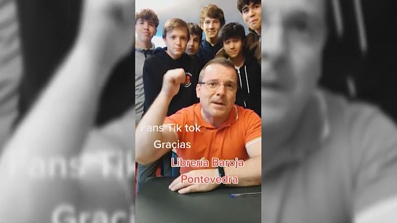 Unha librara de Pontevedra especializada en manga remonta a crise grazas aos vdeos que o dono sobe a TikTok