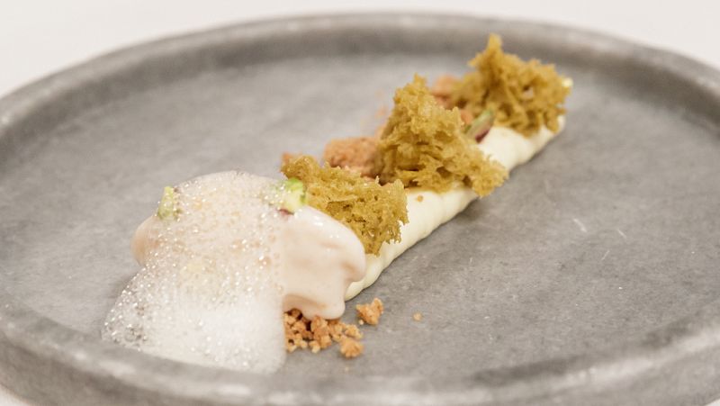 Receta de crema de chocolate blanco y bizcocho de pralin� de pistacho y t� matcha 'Aromas de Oriente' de Mar�a Lo