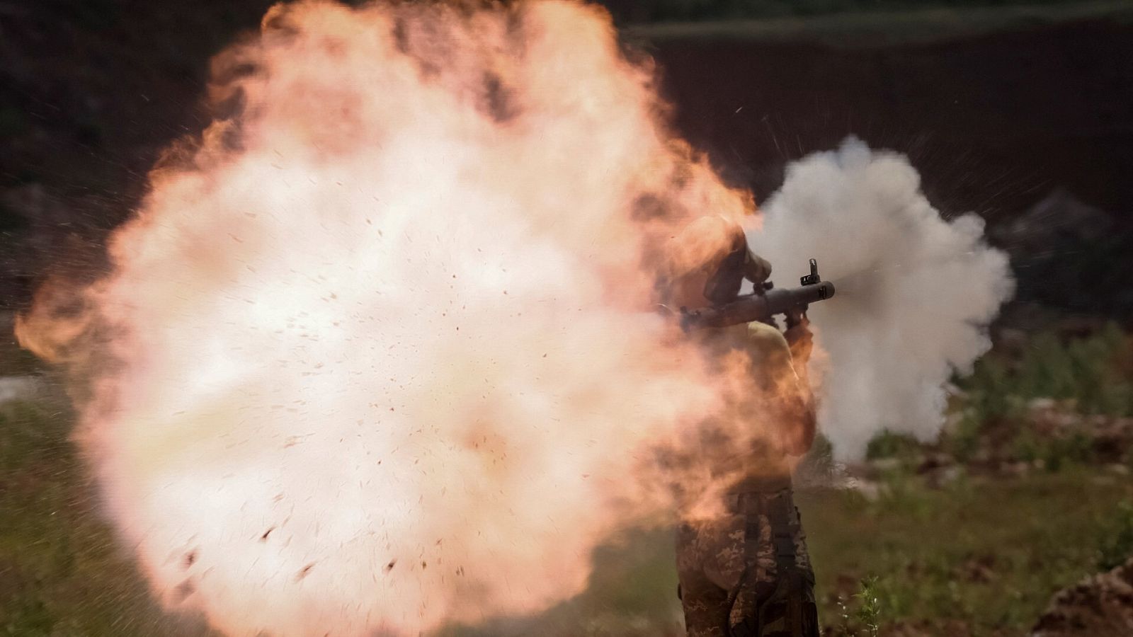 Un militar ucraniano dispara un lanzagranadas
