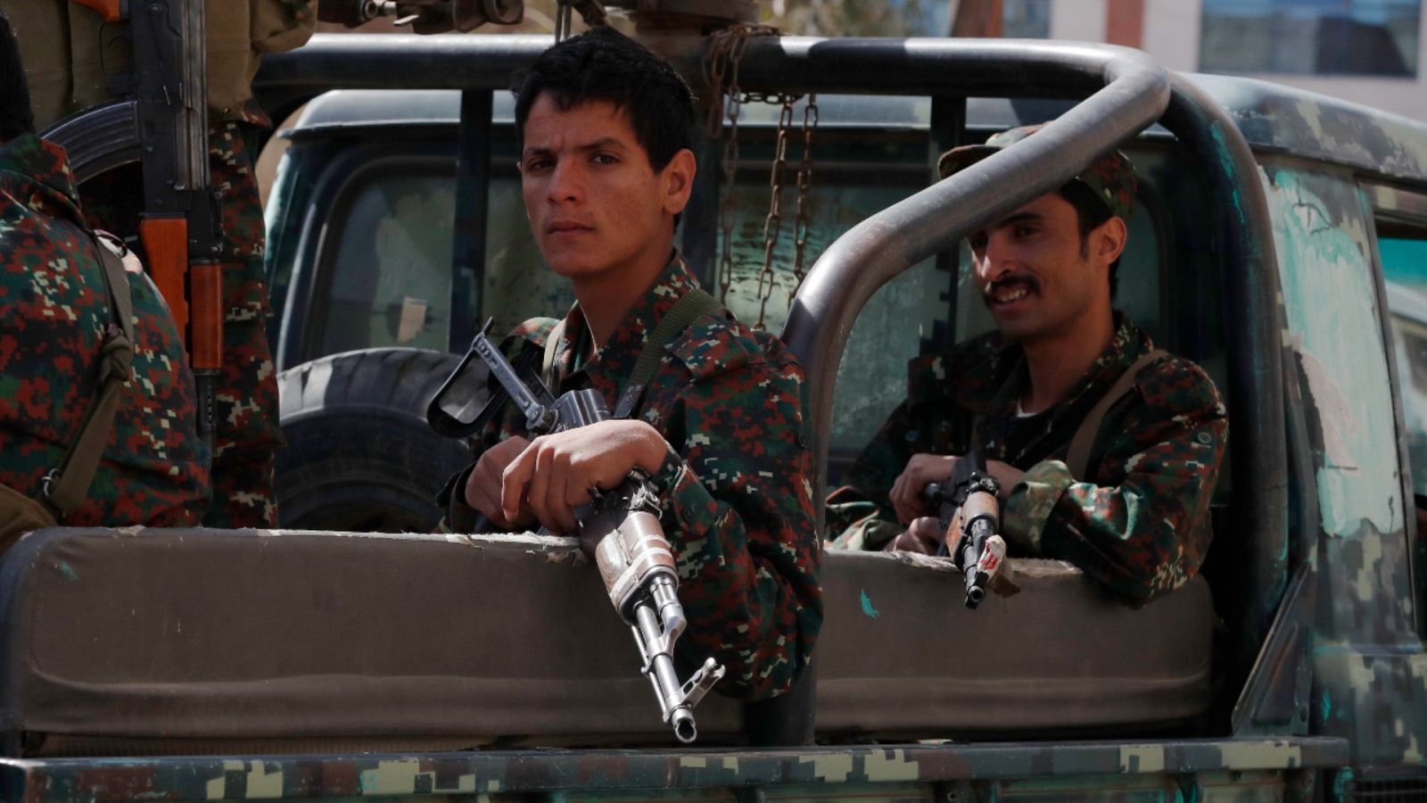 Una imagen de milicianos hutíes participando en un desfile militar en Saná, Yemen.