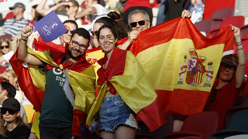 Miles de espa�oles llevan a Espa�a en volandas para seguir con vida en la Eurocopa