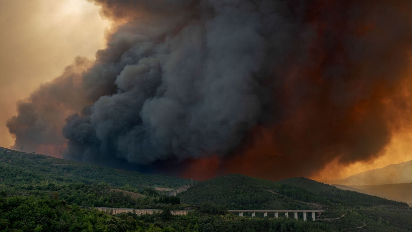 Vista del humo del incendio forestal de O Barco de Valdeorras, Ourense