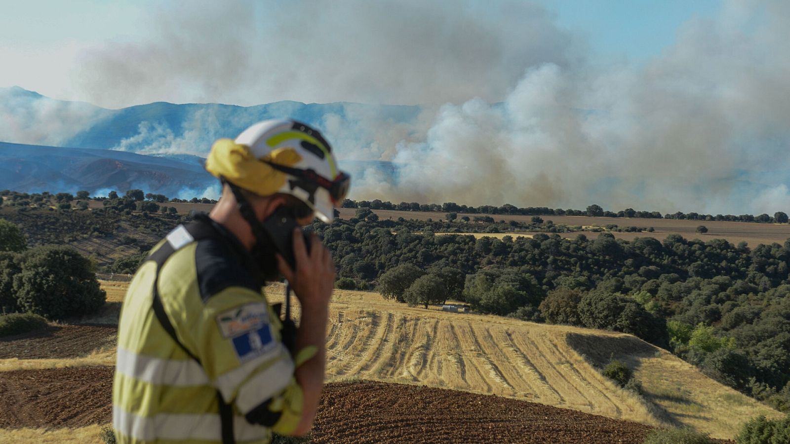 Un bomberos forestal asiste a la zona del incendio declarado en Valdepeñas de la Sierra (Guadalajara), este martes.