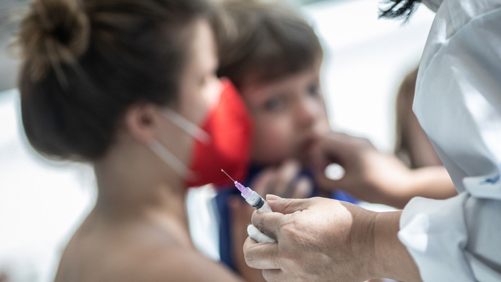 Opta por esperar a las vacunas adaptadas a las nuevas variantes para seguir con la inmunización