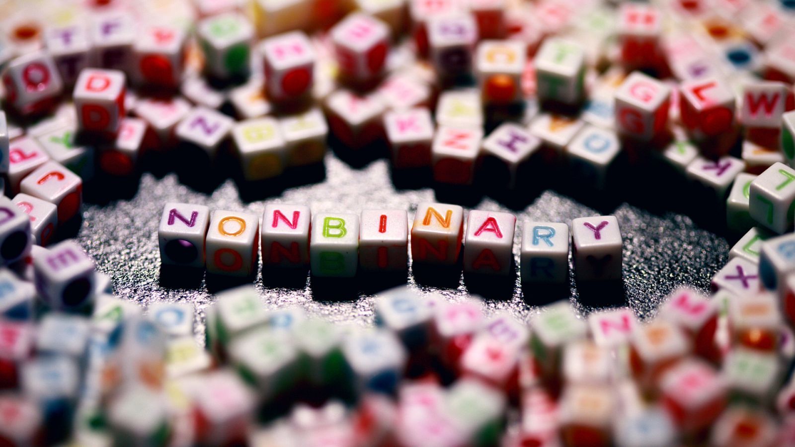 Los pronombres no binarios y su no-aceptación por la RAE