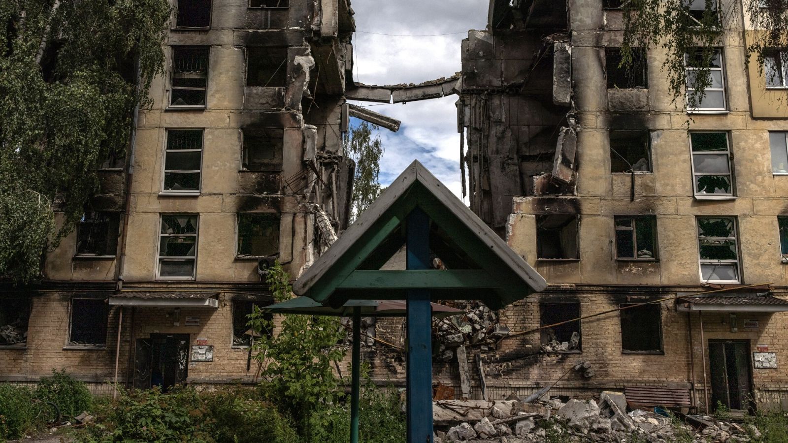 Imagen de un edificio residencial en Hostomel, Ucrania