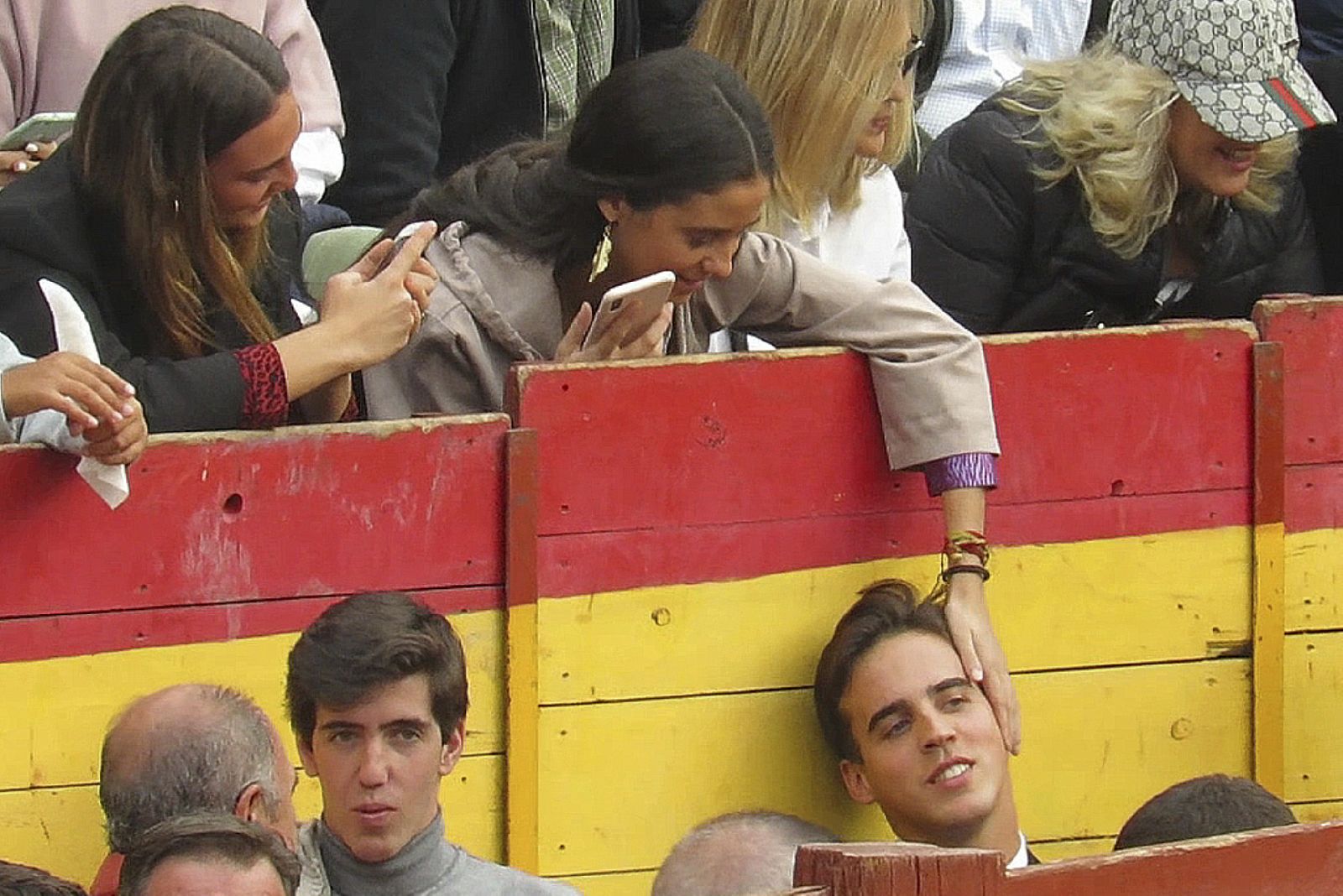 Victoria Federica muy cariñosa con Gonzalo Caballero en una plaza de toros en 2018