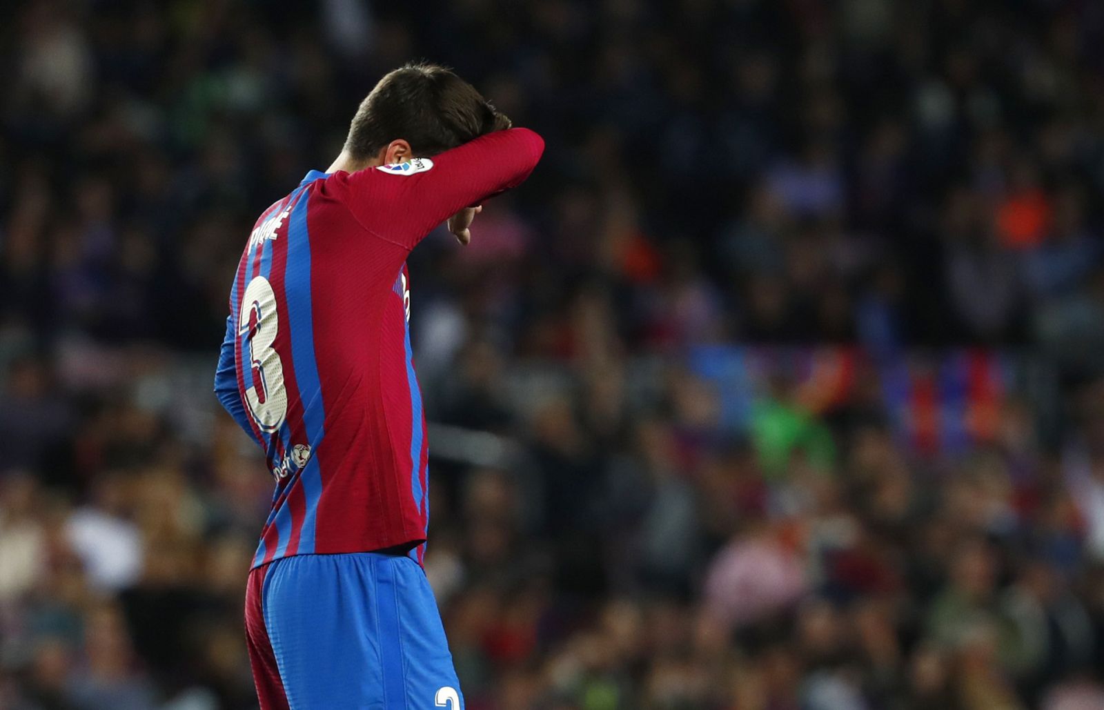 Gerad Piqué jugando un partido de fútbol con el Barcelona