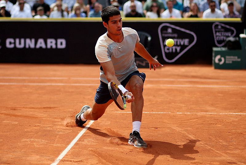 Alcaraz vende cara ante Musetti su primera derrota en una final