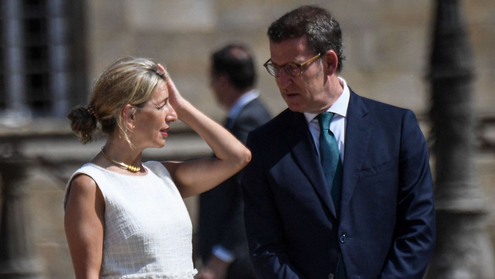 Yolanda Díaz y Alberto Nuñez Feijóo en la ofrenda al Apóstol Santiago, este lunes