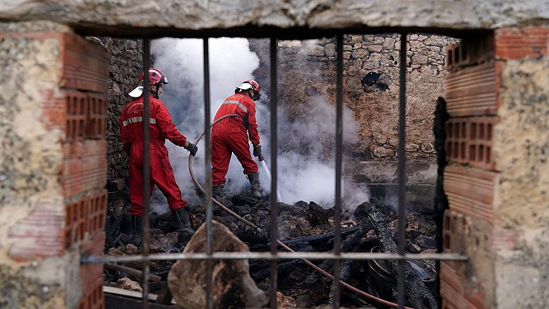 Seis comunidades siguen haciendo frente a importantes incendios mientras contin�a el riesgo extremo