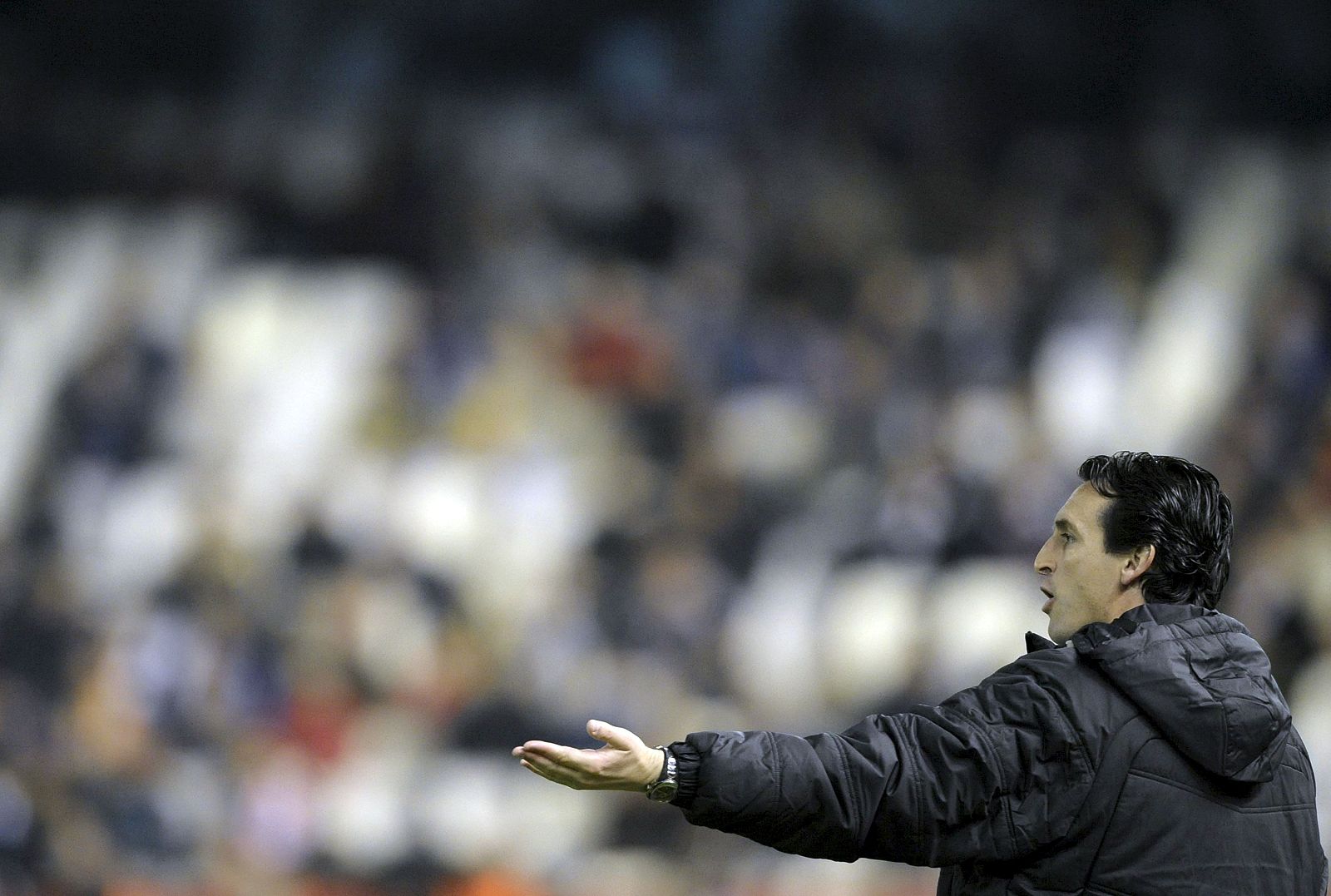 Emery dando instrucciones en el partido ante el Dinamo