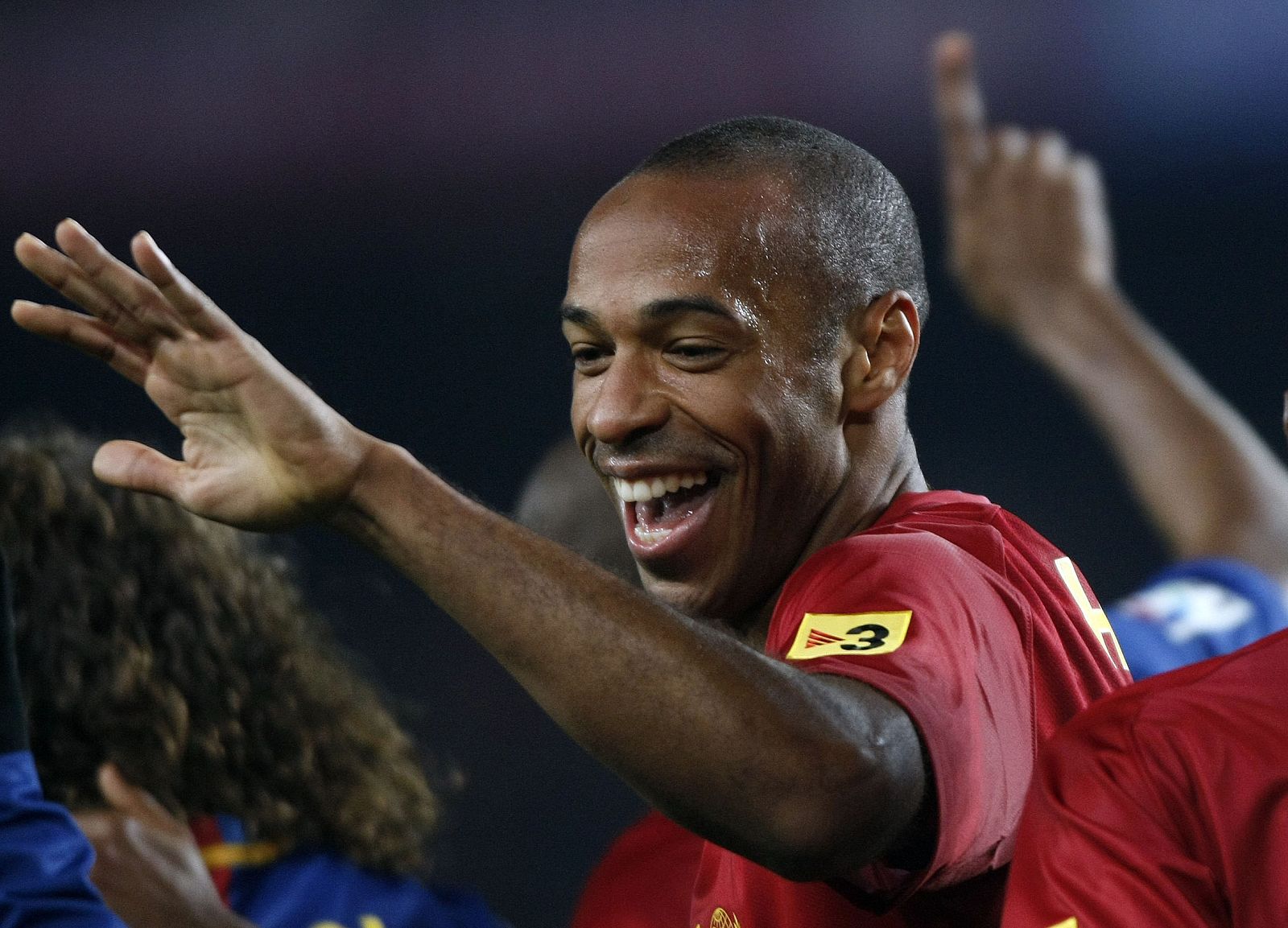 El jugador del FC Barcelona Thierry Henry celebra un gol ante el Deportivo de la Coruña
