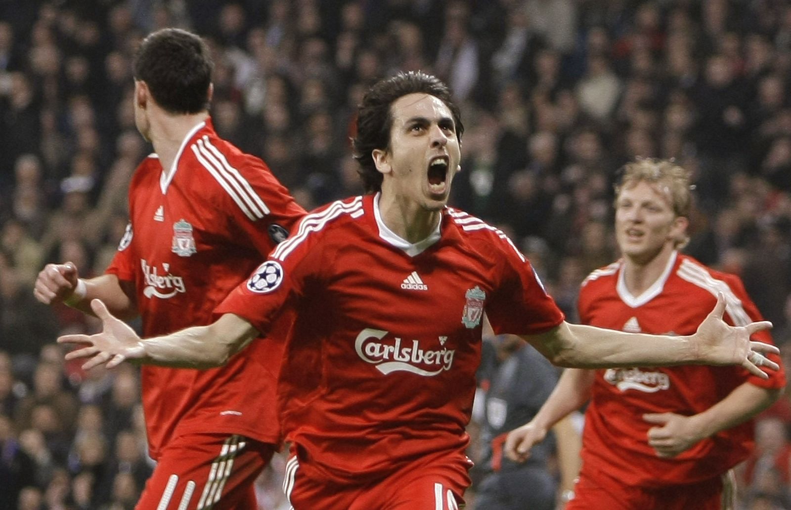 El jugador del Liverpool Benayoun celebra el gol marcado al Real Madrid en Liga de Campeones