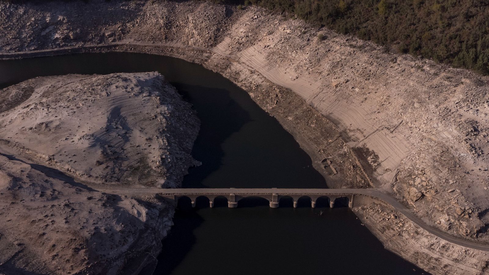 Embalses sequía: Un antiguo puente emergiendo de las aguas del embalse de Lindoso (Lobios, Ourense)