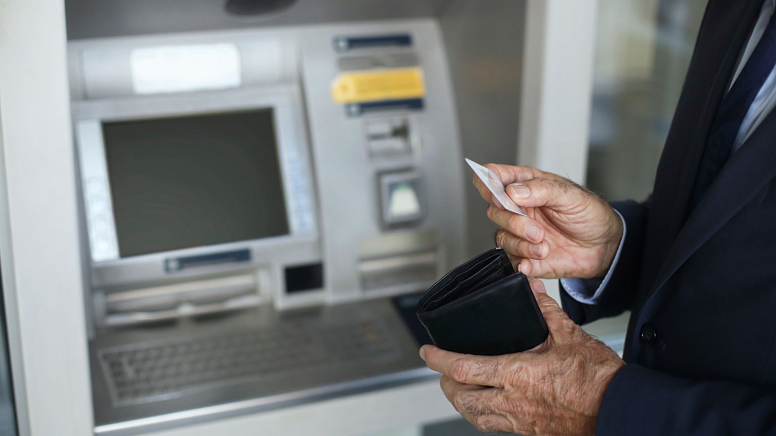 Vista de una persona operando en un cajero