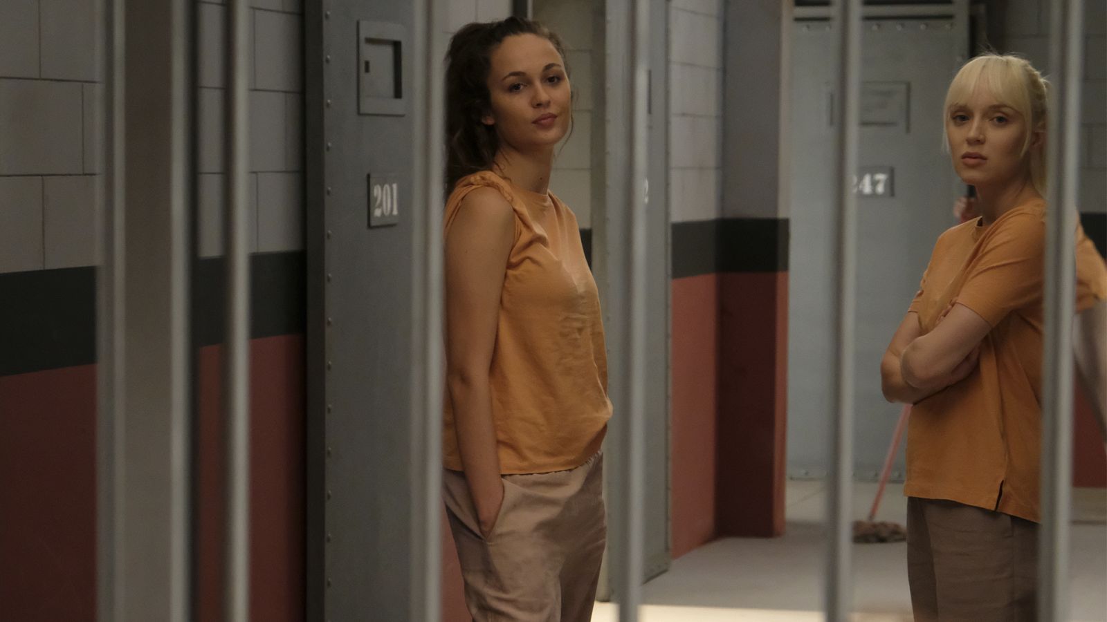 'Servir y proteger': Cata y Hanna, a la llegada de Vega a prisión