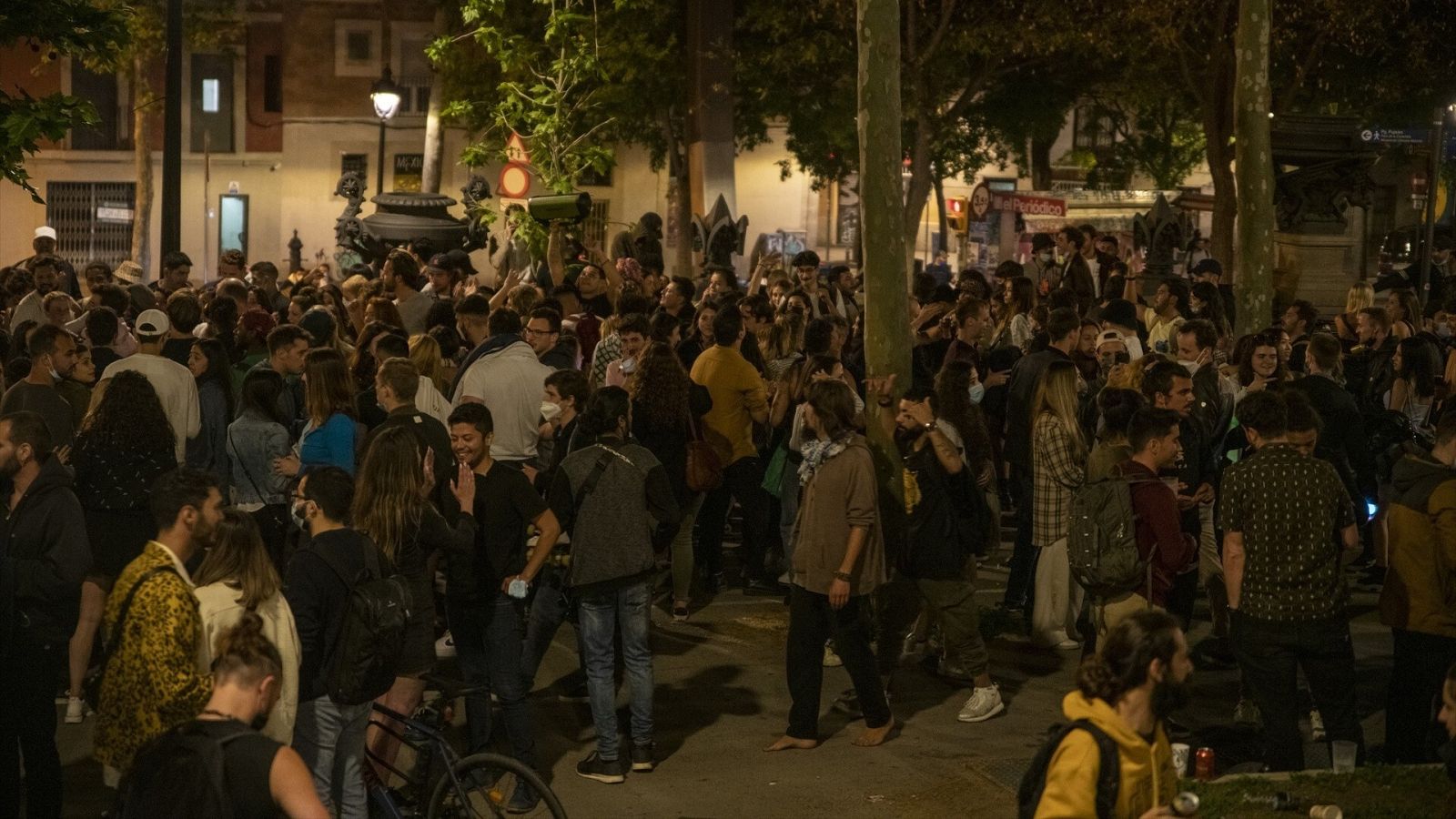 Jóvenes de fiesta en Barcelona en una imagen de archivo