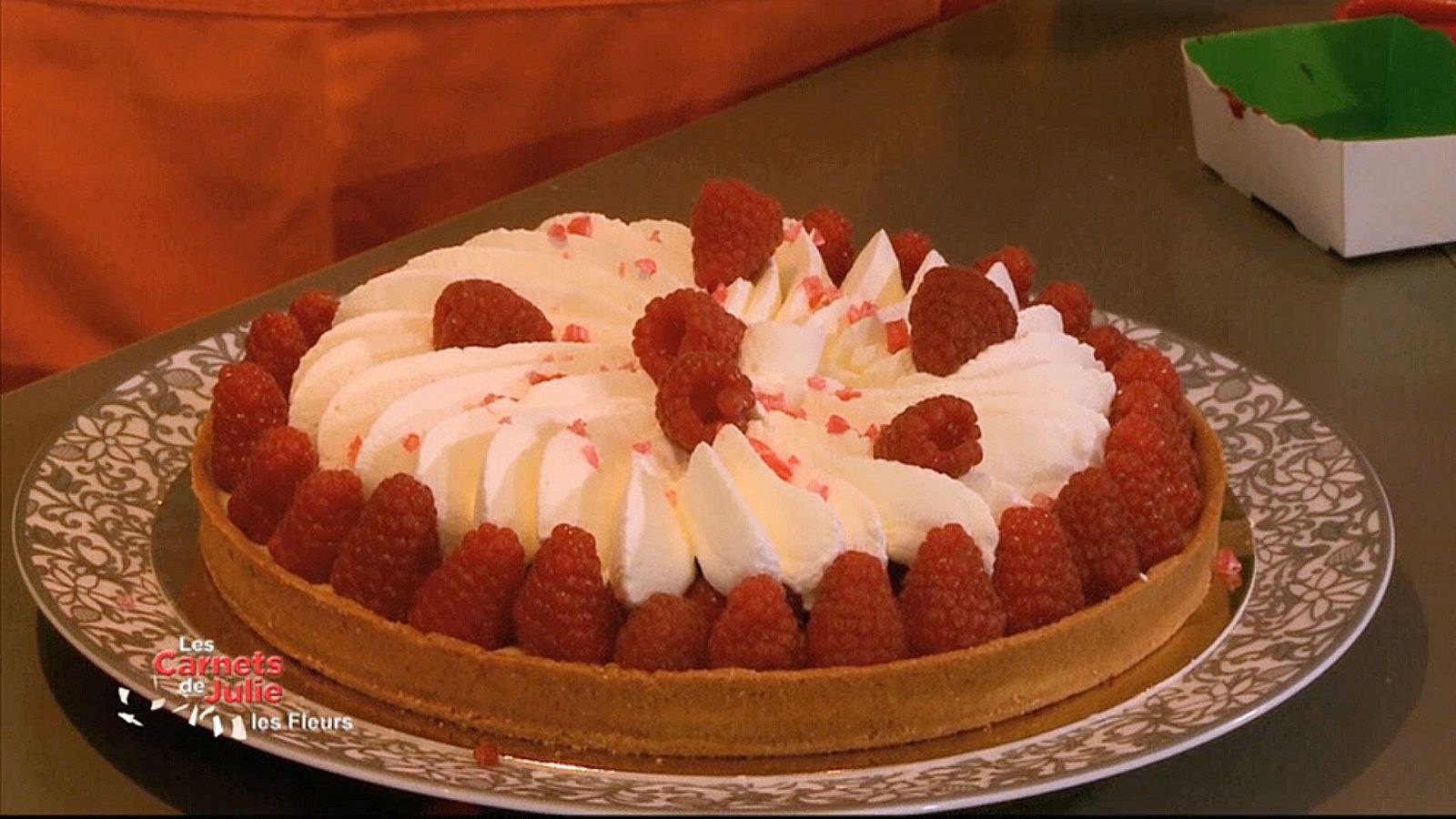 Pastel con licor y caramelos de amapola