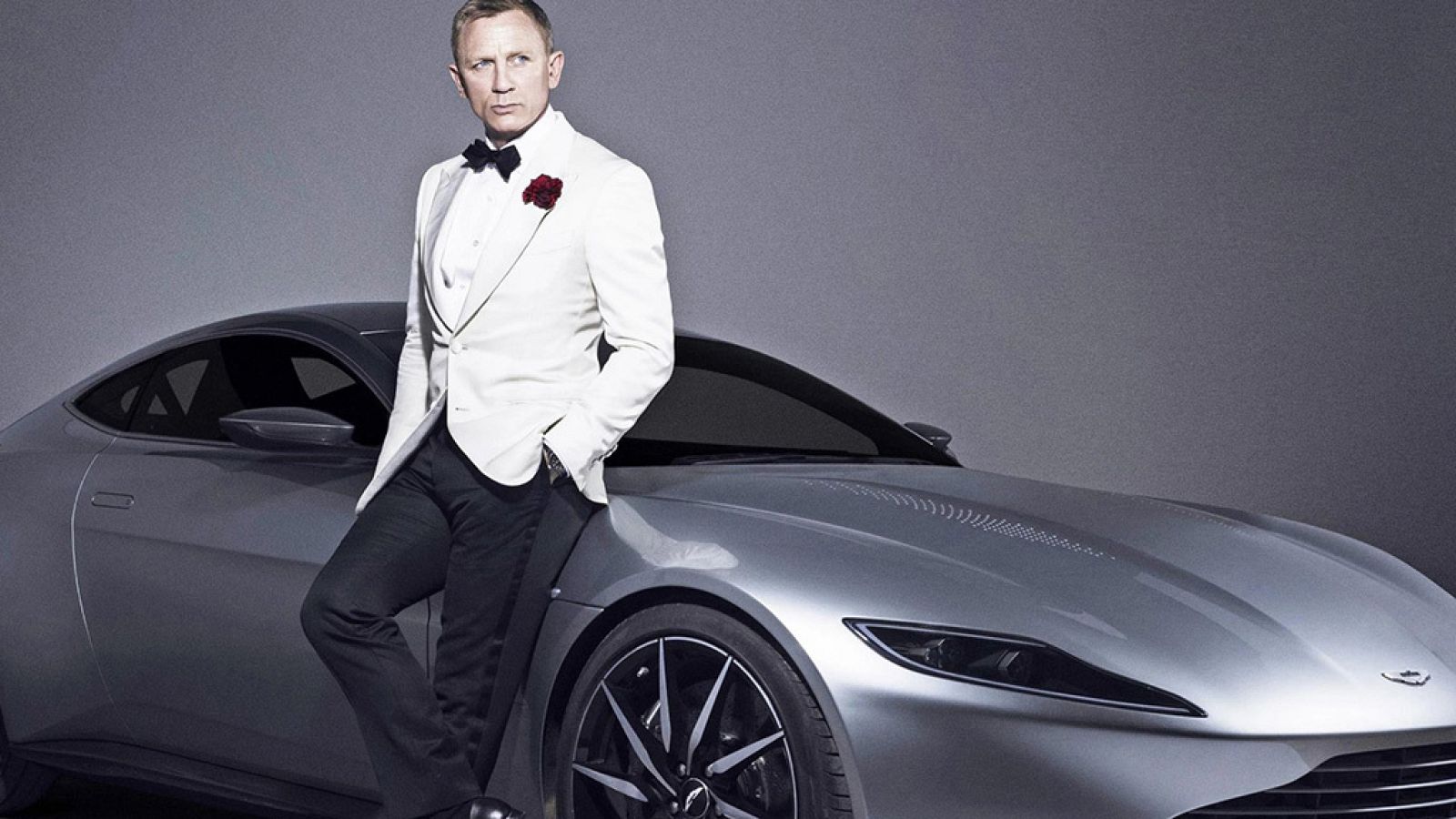 Posado de Daniel Craig junto a un Aston Martin - James Bond Spectre (2015)