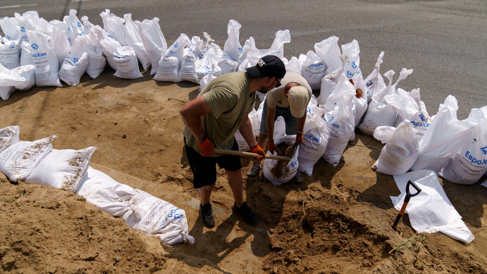 Ucranianos levantan un muro en el Donbás