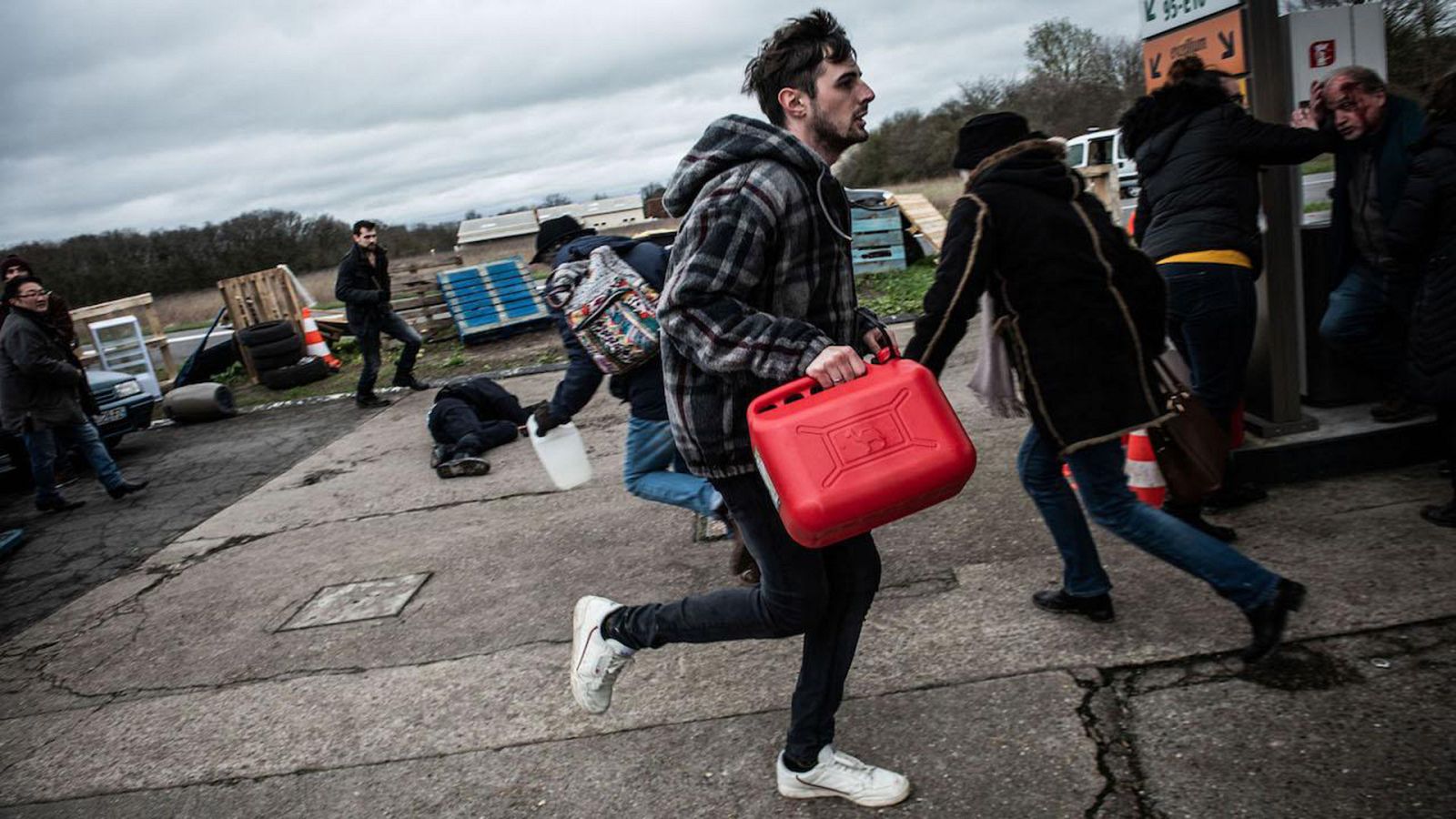 Los clientes asaltan una estación de servicio cinco días después del gran colapso