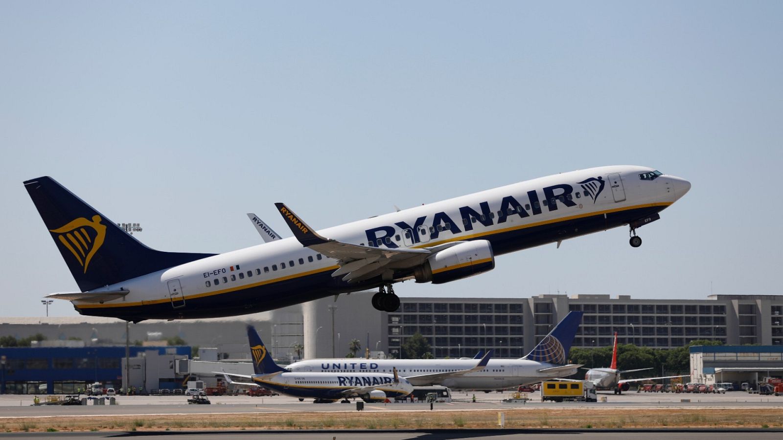 Un avión de Ryanair despega en el aeropuerto de Palma