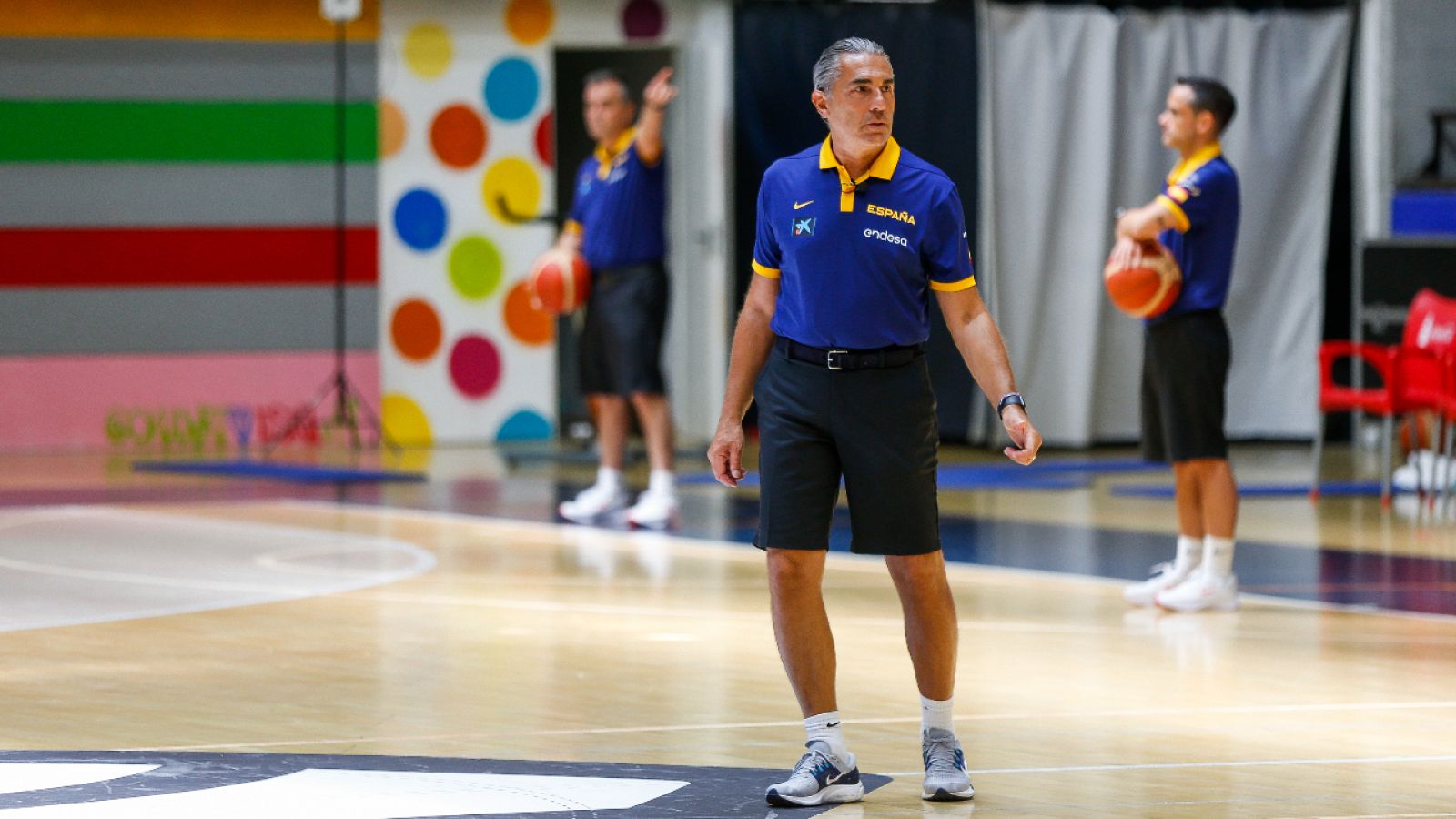 Scariolo dirige un entrenamiento de la selección