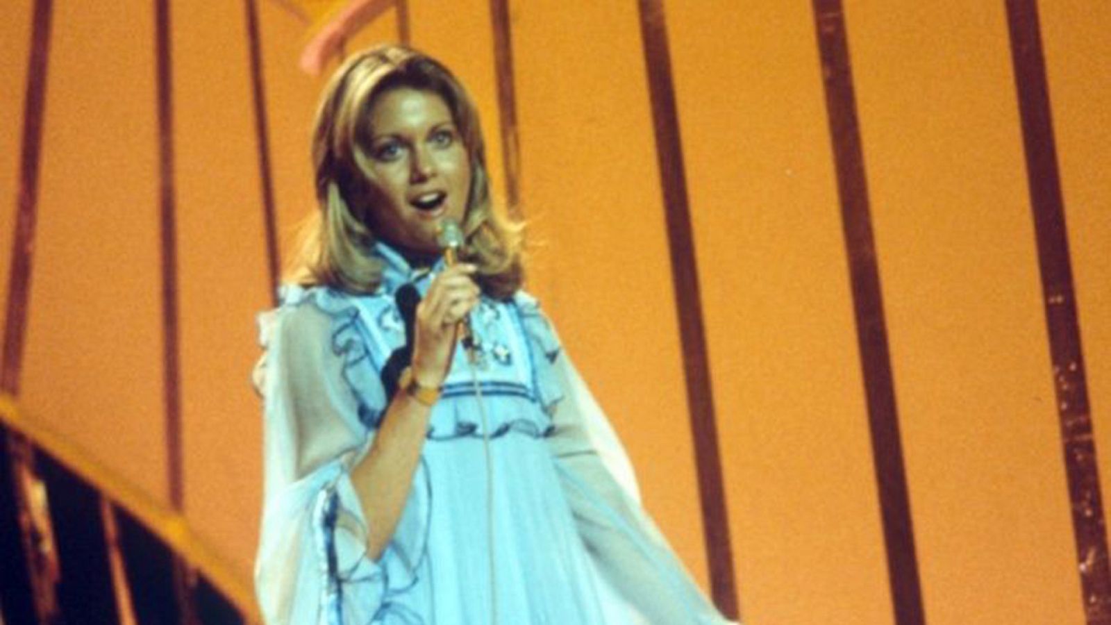 Olivia Newton-John canta "Long Live Love" en el Festival de Eurovisión de 1974, en Brighton, Reino Unido.