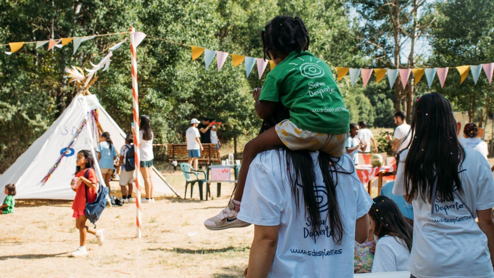 Una monitora con uno de los niños del campamento Soñar Despierto