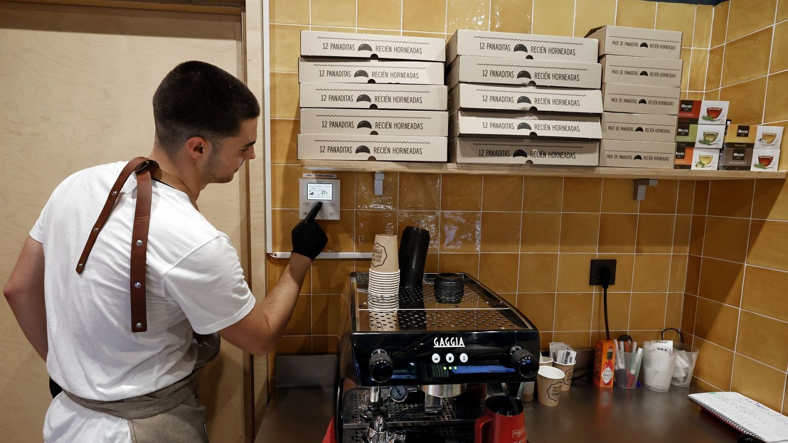 Un trabajador de un establecimiento pone el aire a 27 grados