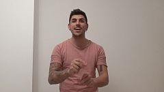Adrián saca su faceta más musical en la casa de MasterChef