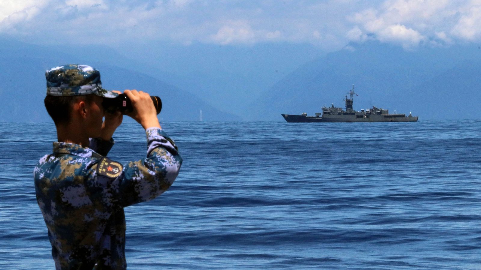 Un miembro del Ejército Popular de Liberación supervisa las maniobras militares frente a las costas de Taiwán
